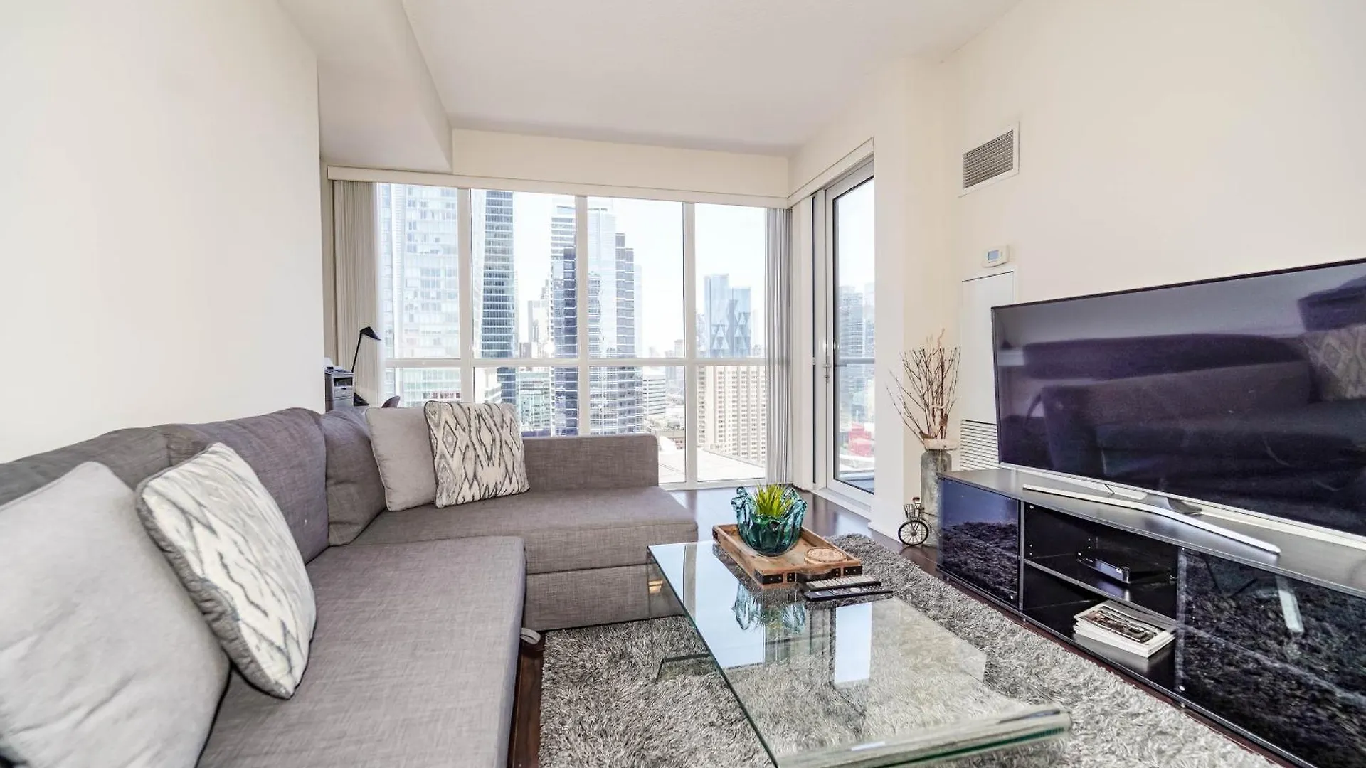 Chol Furnished Suites Heart Of Downtown Toronto, 2 Beds, Free Parking, Cn Tower View Toronto
