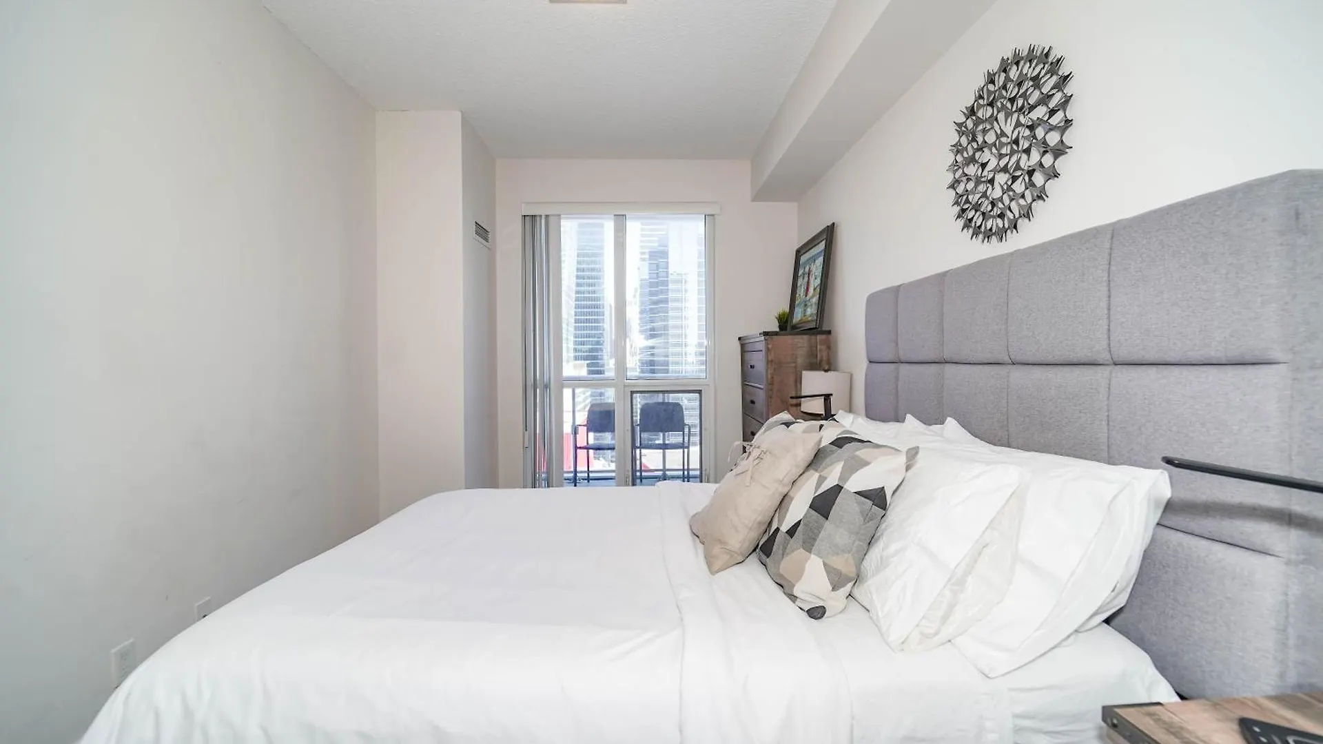 Chol Furnished Suites Heart Of Downtown Toronto, 2 Beds, Free Parking, Cn Tower View Apartmán Toronto
