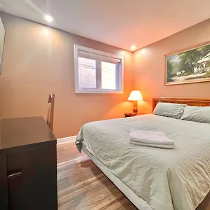 Habitación en casa particular Upgraded With Bath 7-min To Subway Near Downsview Rogers Stadium, Toronto