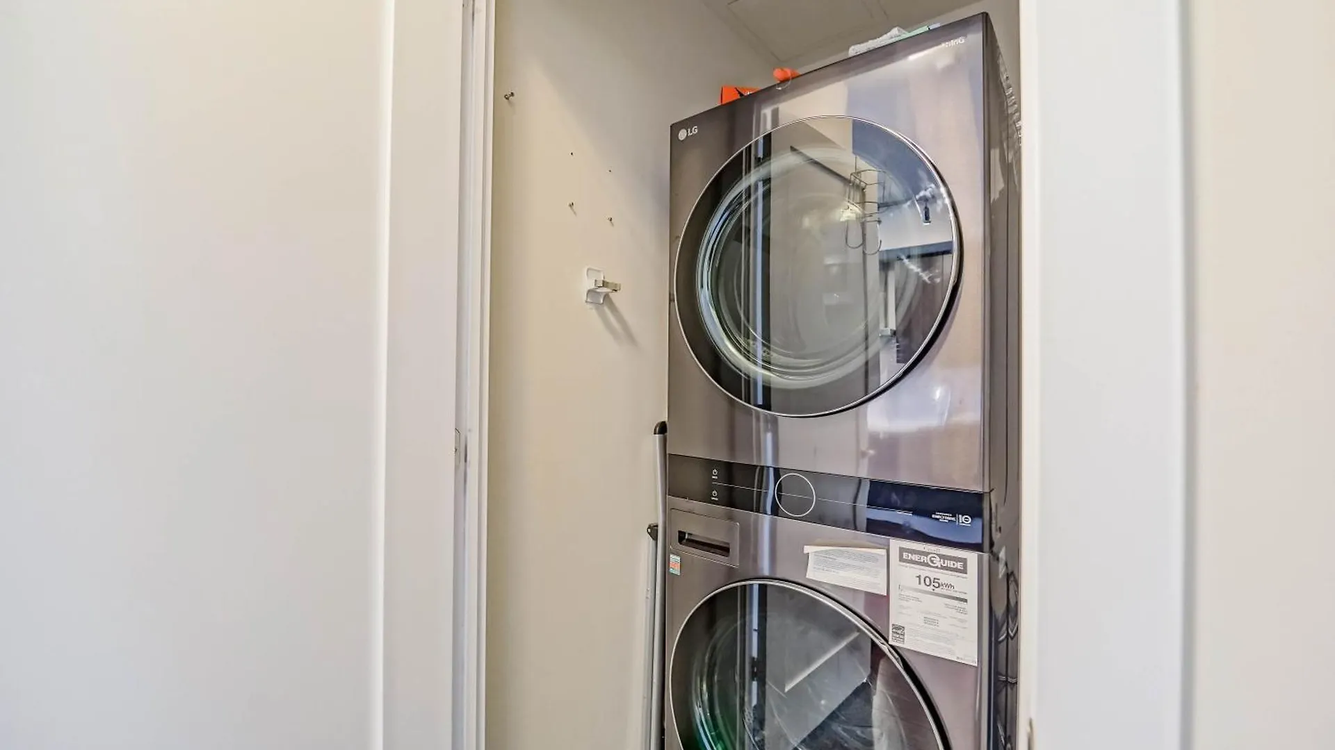 Chol Furnished Suites Heart Of Downtown Toronto, 2 Beds, Free Parking, Cn Tower View קנדה
