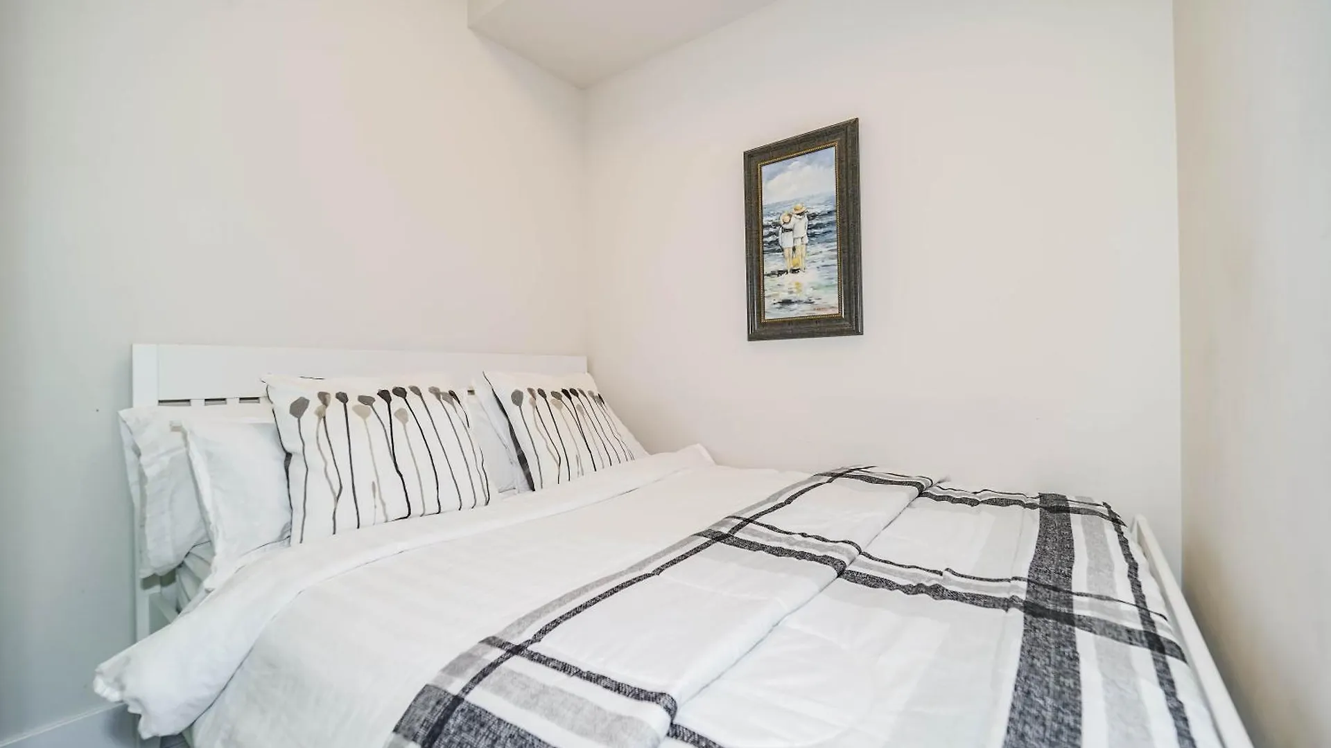 Chol Furnished Suites Heart Of Downtown Toronto, 2 Beds, Free Parking, Cn Tower View